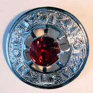 Plaid Broach, red glass in center, Zilverkleurig, 8 cm